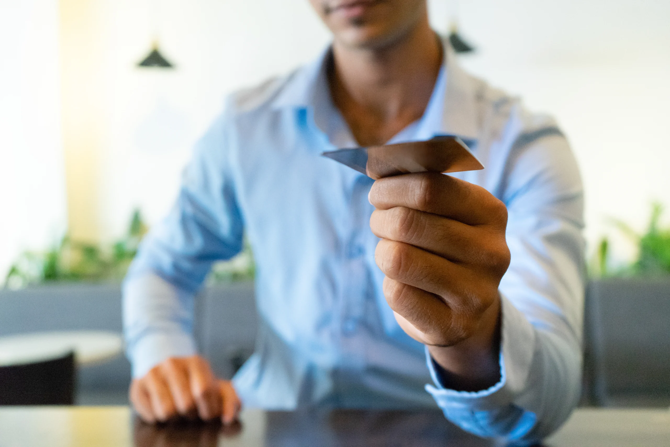 Cartão corporativo ou cartão pessoal: qual faz mais sentido para acumular milhas na empresa?