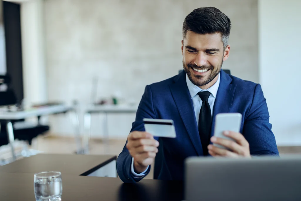 Cartão corporativo ou pessoal: qual faz mais sentido?